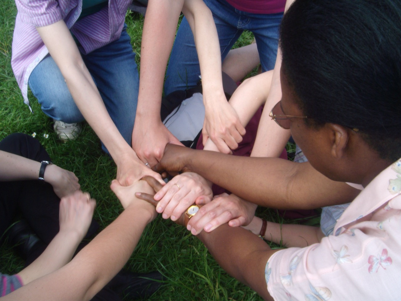 Groupe de femmes se tenant la main